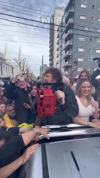 Milei saca la motosierra durante una caravana en Olavarría, Argentina.