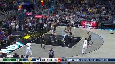 [Highlight] Giannis crosses over Haliburton and euro-steps past Turner for his 26th point of the first half!