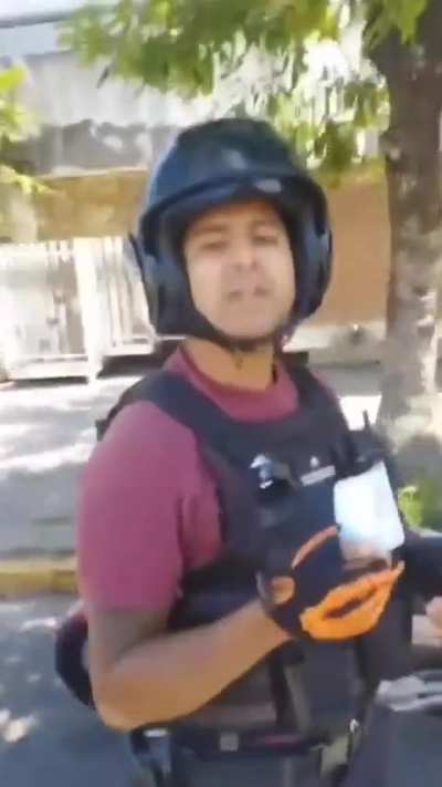 Usuario de TikTok denuncia que le quisieron secuestrar la moto por circular en remera y shorts