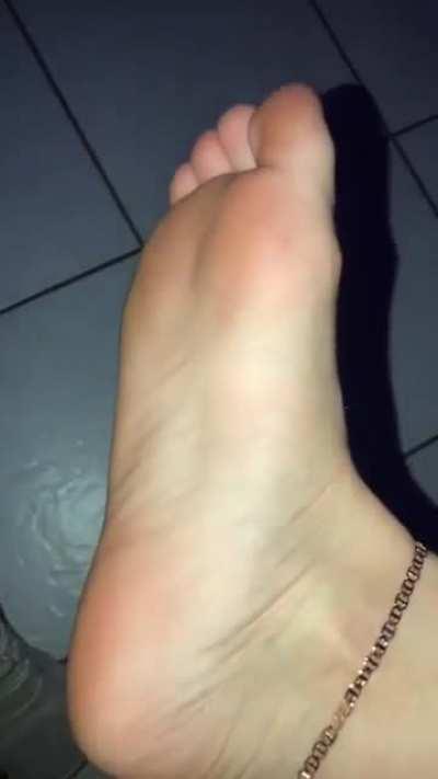 @ttoxicshayy SHOWING OFF HER PAINTED NAILS AND SOLES🔥