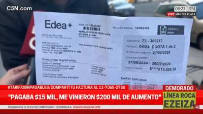 Un hombre se queja por el aumento de su factura de luz, pero cuando la c&aacute;mara muestra la factura, revela un consumo de 2733 kWh.