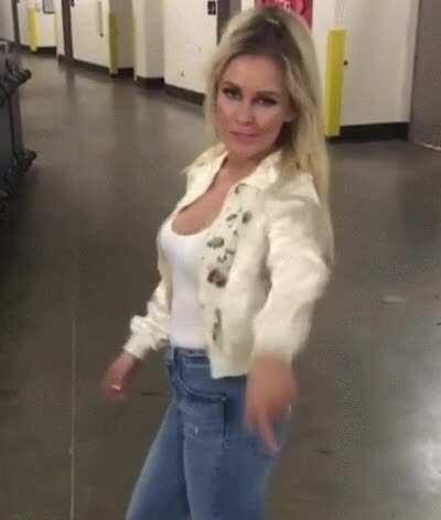 Renee young get's me so hard