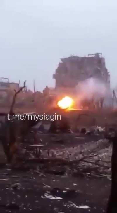 Aftermath of a Ukrainian ambush on a Russian T-72B3 in the ruins of Marinka, Donetsk Oblast.