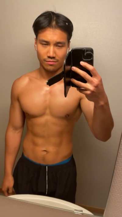 [Self] Just wanted to show off the calisthetic body. 