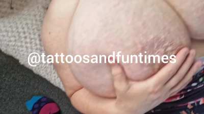 2 milfs lying back titfuck OC