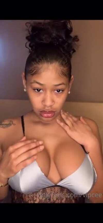 😍 holy fuck her tits