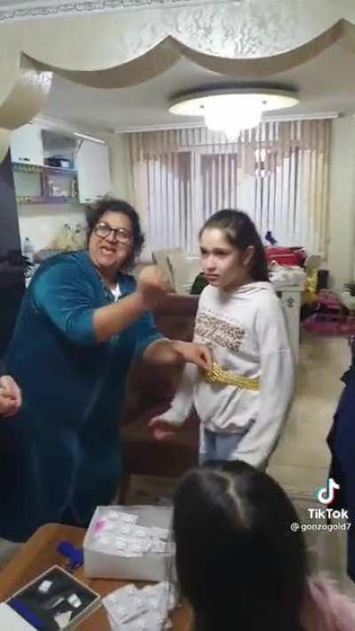 amk korkmus gozleriyle nasil etrafina bakiyor olaylarin farkinda bile değil. farkındaysa bile korkuyor cok belli. ben insanlardan tiksiniyorum artık.