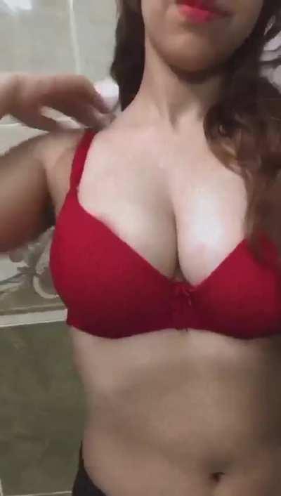 Hot Desi Figure 😍 (Inbox to get Indian Unseen Videos And More For Cheap)