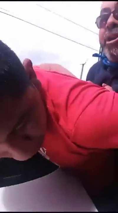 Shop owners beating up allege cartel members trying to extort. Puebla