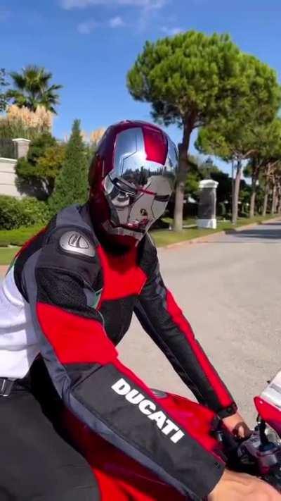 This IronMan Helmet iS Amazing.. Do you like it?