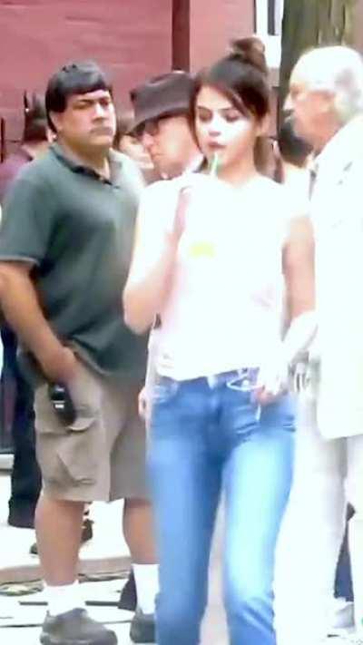 Chk out the guy talking to Woody getting a good look at Selena’s ass..