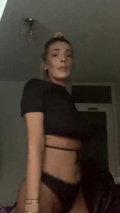 If at least one guy wants to see me strip more often, I'll celebrate and fuck myself💕