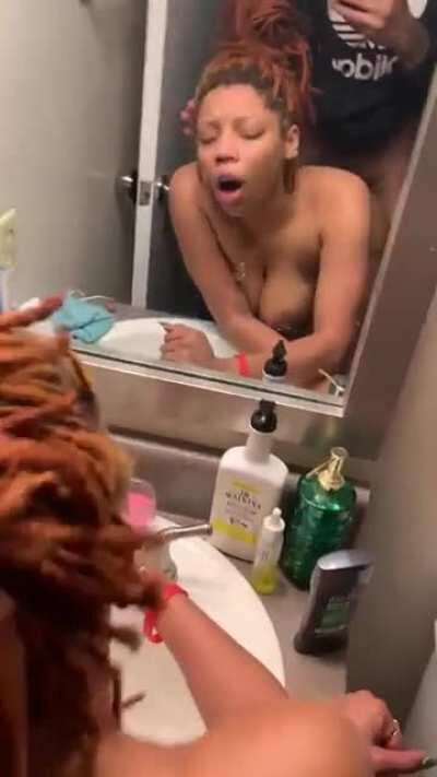 Famous cam soda model lives beside me and she lives up to the hype 💪🏾