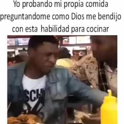 Manos le faltan al Gordon Ramsey para pelarmela.