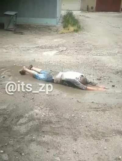 Злодей вскрыл чужой гараж, и вплавь скрывается от погони.