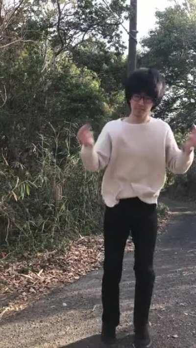 Haya do futuro é visto correndo pelas ruas de marticyti depois de se viciar em attack on titan