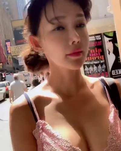 Instagram Video - Amazing Cleavage 1