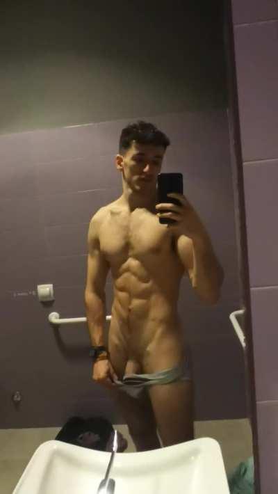 wanna be my gymbro and blow eachother in the bathroom? (25)