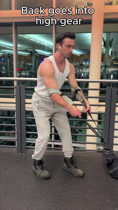 Absolute hack, building a V-shape back with this method