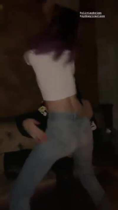 Olivia Twerking