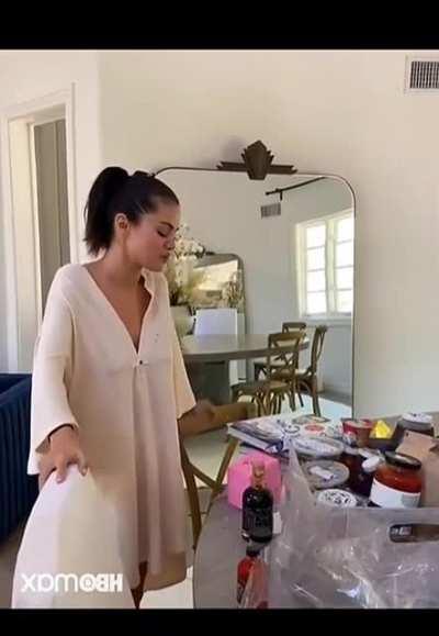 Beautiful and braless too(!)