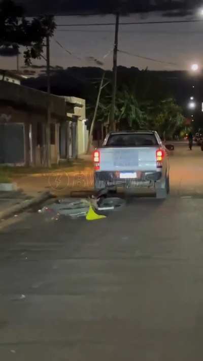 Corrientes: una camioneta arrastró por el centro una moto con un cartel que dice: 