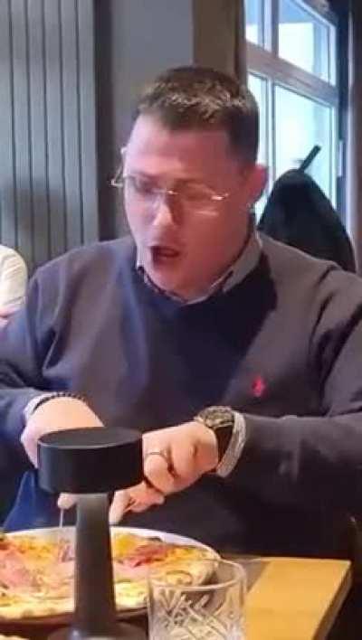 How to eat pizza the italian way