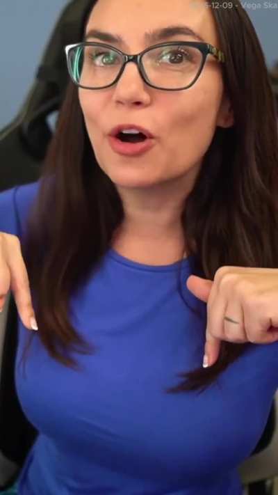 2025-12-09 Trisha being busy (Smooth Scroll)