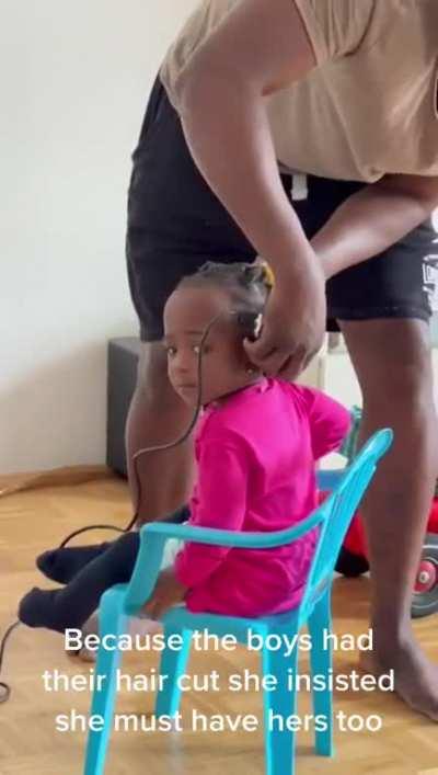 Dad fakes cutting Daughter's hair so she feels included 