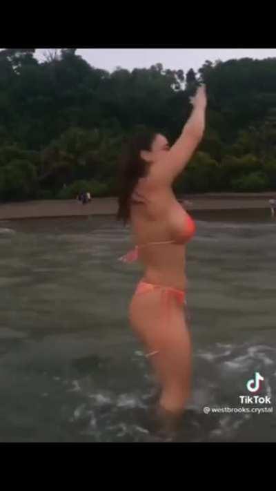 she's so fucking bad 😍😍😍😍 perfection