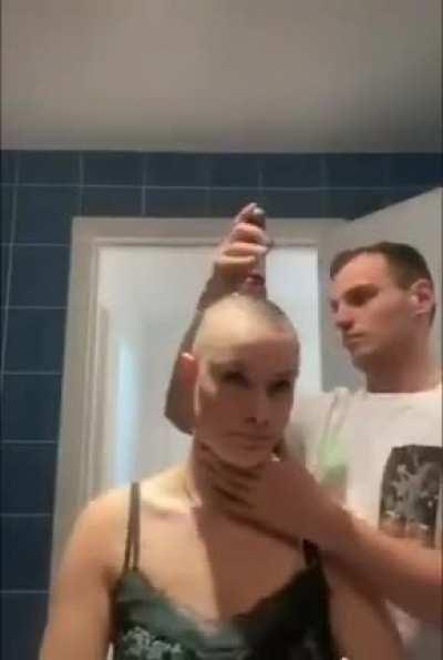 Woman asked her boyfriend to shave her hair because she has alopecia and struggling with hair loss.