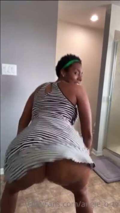 Who wanna see her get FUCKED??🤤