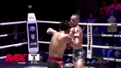 A Muay Thai war and a wild Referee