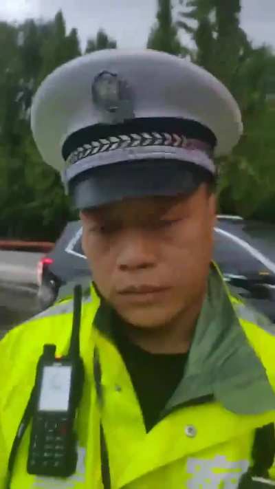 9月20日，上海。一男子因开车抽烟被罚款200元扣3分。男子崩溃呐喊“我一天就挣300块钱，抽一根烟被你罚款200元”