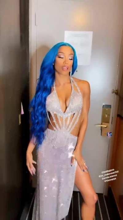 Petite spinner Sasha Banks