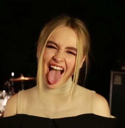 Showing off her long, wet tongue 👅