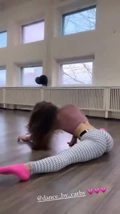Her stretching to the max 🔥🔥