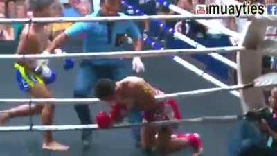 Jumping head kick KO from Banluerit Siwatcharatchai against Praewprao PetyindeeAcademy 2017