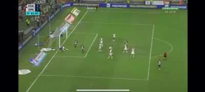 Defesa do jogador de linha Felipe Augusto do Operário, depois que o goleiro foi expulso. Ceará X Operário