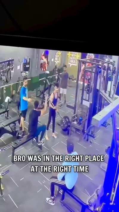 Man saves someone accidentally from falling barbell