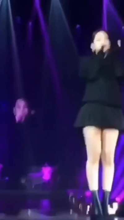I like your milky thighs there Jennie but the way you spread that legs to show me your tight pussy on stage fuck I wanna taste that juicy cunt so bad 🥵🥵👅👅