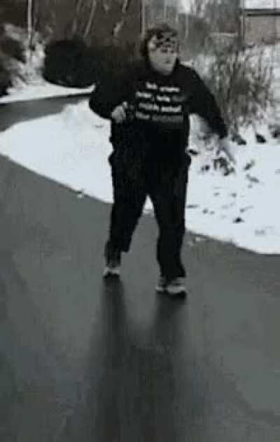 Hiervon gab es auf Twitter eine Bearbeitung, wo er über ein Kriegsfeld gesprintet ist. Hat die bearbeitete GIF jemand, oder weiß, wo die noch auf Twitter zu finden ist?