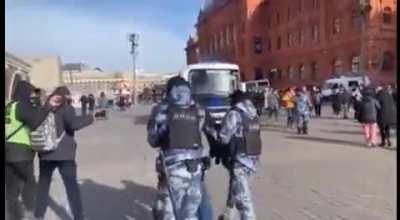 Russian Protesters Singing The Ukraine National Anthem In St Petersburg