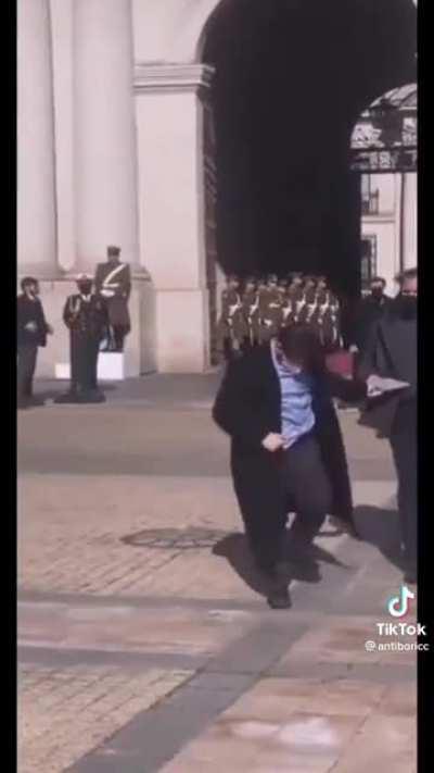 Venía echándose una cachita parece