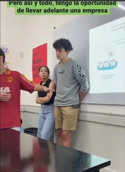 En Rosario no todo es droga, pibe arma pyme y vende canilleras con materiales reciclados.