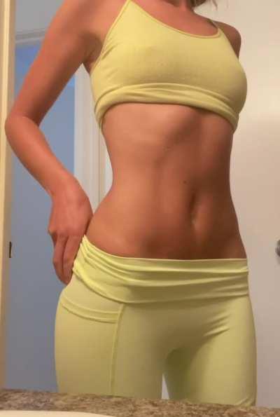 A tight tummy reveal :) [gif]