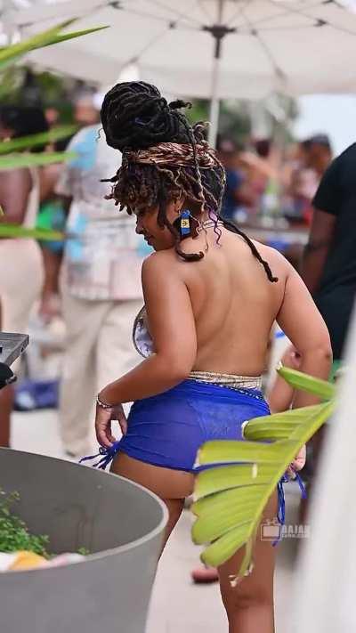 That 🌴 is the opps (📷:@bajantube) 