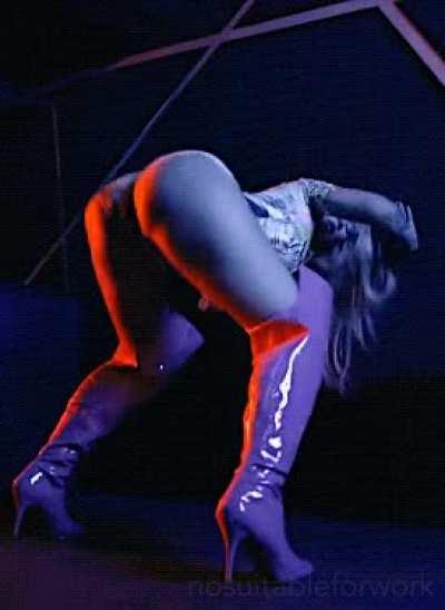 Iggy Azalea twerking has me rock hard tonight