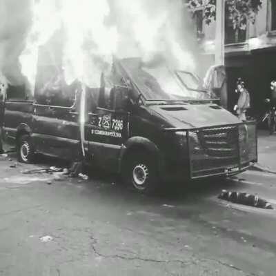 Retén policial es quemado por completo en barrio Bellavista en las protestas de hoy viernes.