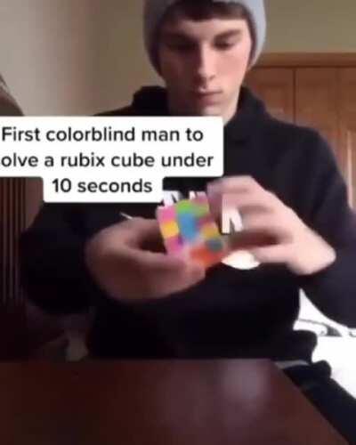 daltonico resolvendo cubo magico